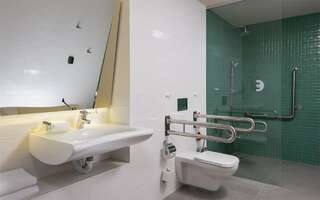 Гостиница Holiday Inn Perm Пермь Стандарт двухместный 1 кровать "queen size" для людей с ограниченными возможностями-3