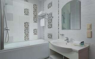 Гостиница Holiday Inn Perm Пермь Стандарт 2 кровати с ванной-3