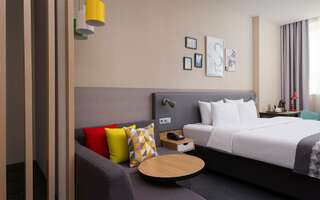 Гостиница Holiday Inn Perm Пермь Делюкс с 1 кроватью king-size (200*200) и раскладывающимся диваном-2
